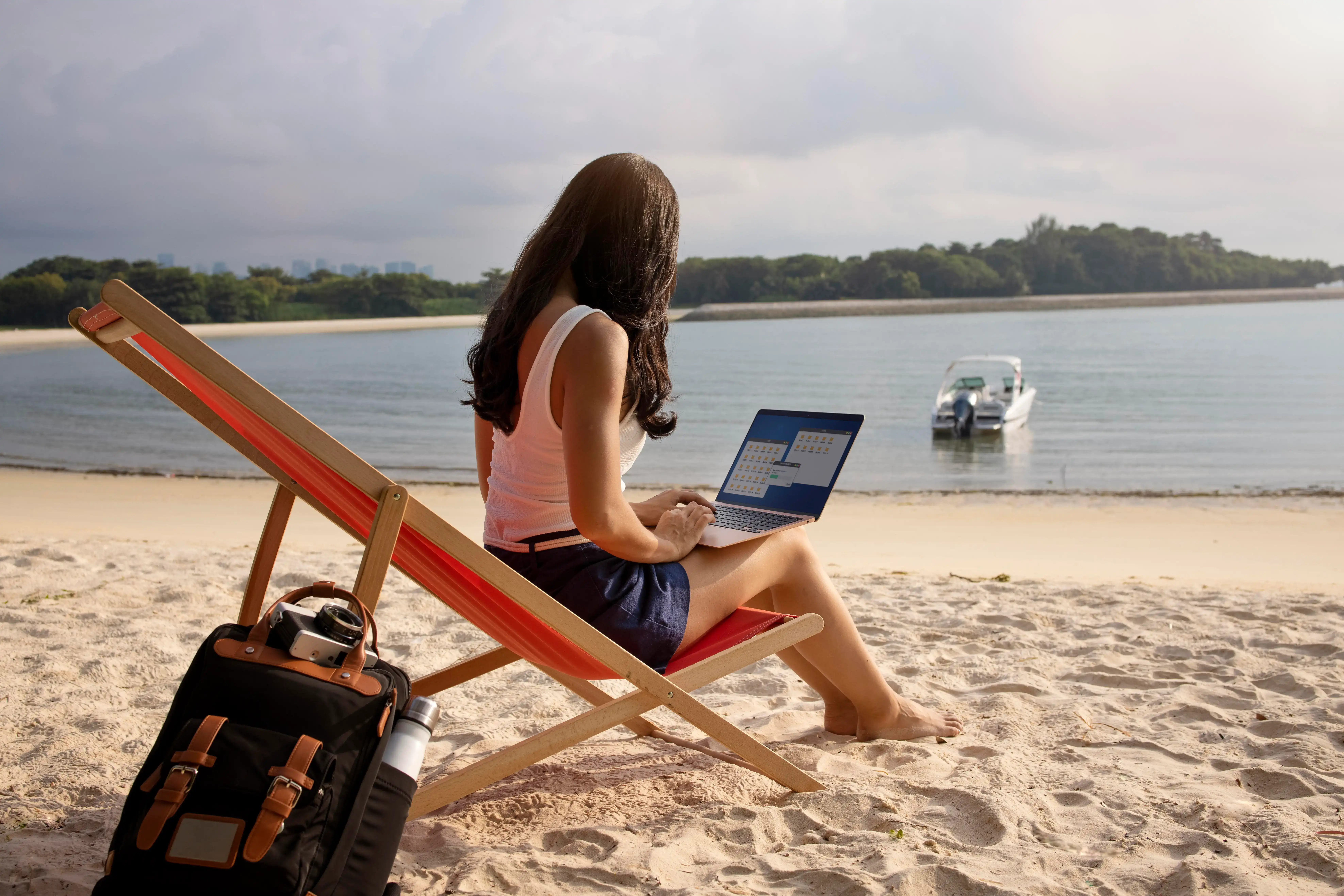Professionnels travaillant à distance dans un espace de coworking moderne à l’île Maurice, bénéficiant d’une connexion haut débit et d’un environnement tropical